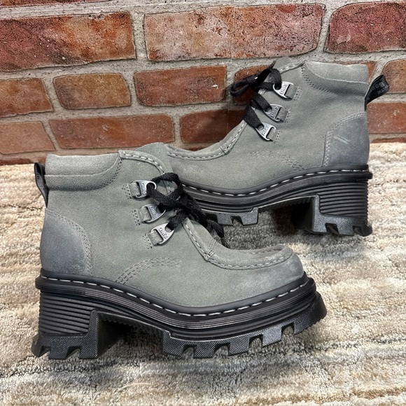 Dr. Martens Corran 3I 3-Eye Suede Heeled Boots Women’s Size 7 Grey Wednesday NEW - Picture 9 of 15